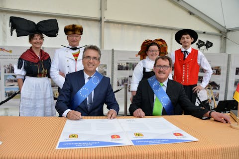 Feierliche Unterzeichnung der Urkunde zur Städtepartnerschaft